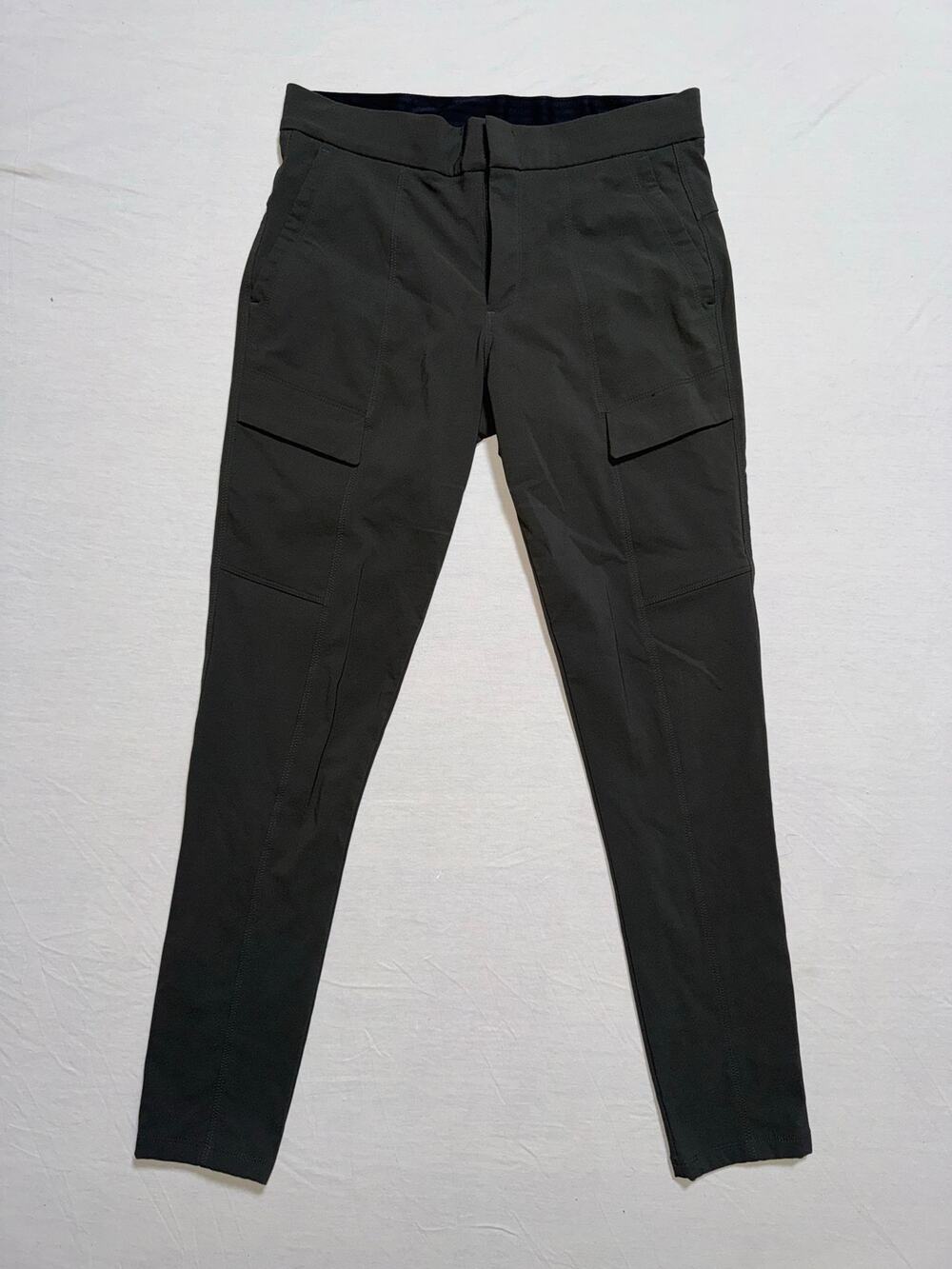 Women’s Athleta Wander Utility Cargo pants in Dark green/Olive Size 4